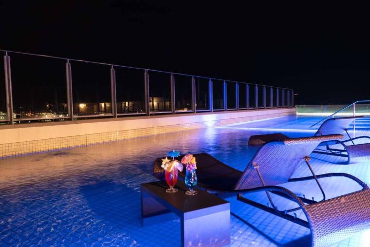 50 年以上レシピを受け継いだサーターアンダギー。アイスと自家製の紅芋クリームで「KAME ANDAGI（カメアンダギー）」（北谷町）