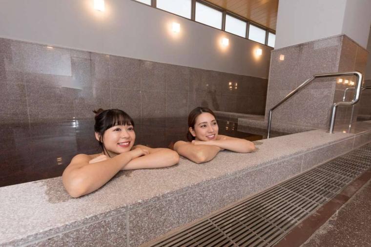 50 年以上レシピを受け継いだサーターアンダギー。アイスと自家製の紅芋クリームで「KAME ANDAGI（カメアンダギー）」（北谷町）