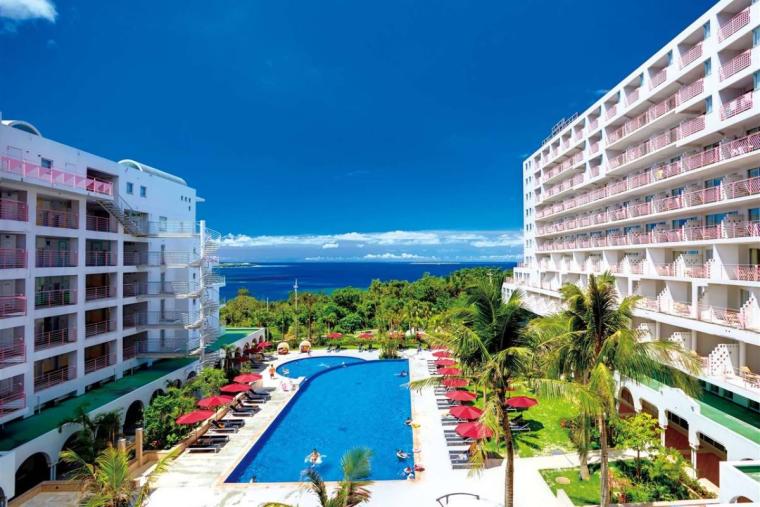 50 年以上レシピを受け継いだサーターアンダギー。アイスと自家製の紅芋クリームで「KAME ANDAGI（カメアンダギー）」（北谷町）