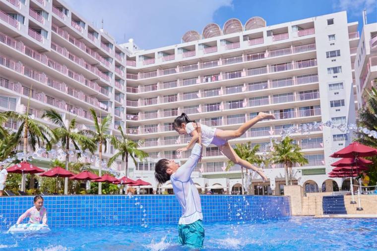 50 年以上レシピを受け継いだサーターアンダギー。アイスと自家製の紅芋クリームで「KAME ANDAGI（カメアンダギー）」（北谷町）