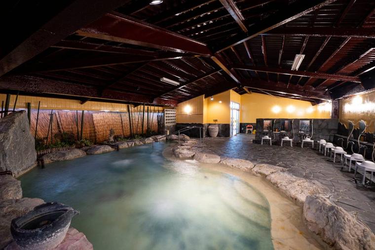 50 年以上レシピを受け継いだサーターアンダギー。アイスと自家製の紅芋クリームで「KAME ANDAGI（カメアンダギー）」（北谷町）