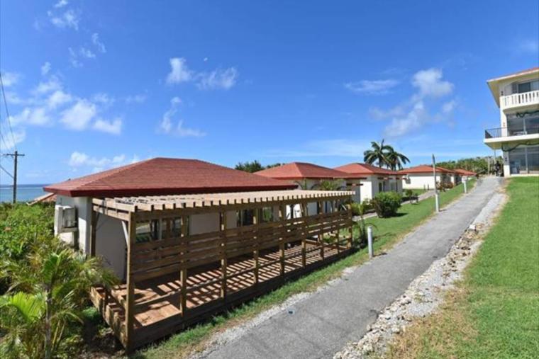 50 年以上レシピを受け継いだサーターアンダギー。アイスと自家製の紅芋クリームで「KAME ANDAGI（カメアンダギー）」（北谷町）