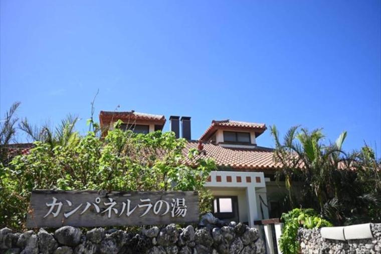 50 年以上レシピを受け継いだサーターアンダギー。アイスと自家製の紅芋クリームで「KAME ANDAGI（カメアンダギー）」（北谷町）