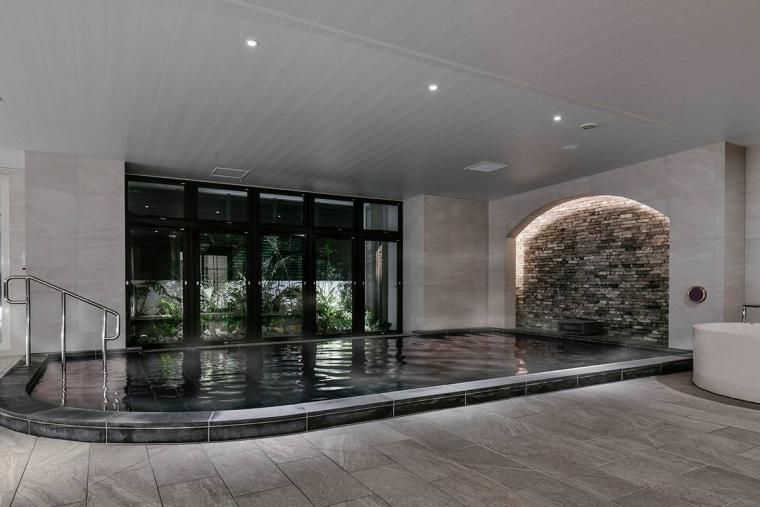 50 年以上レシピを受け継いだサーターアンダギー。アイスと自家製の紅芋クリームで「KAME ANDAGI（カメアンダギー）」（北谷町）