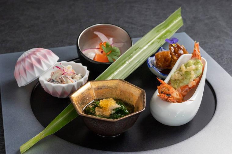 50 年以上レシピを受け継いだサーターアンダギー。アイスと自家製の紅芋クリームで「KAME ANDAGI（カメアンダギー）」（北谷町）