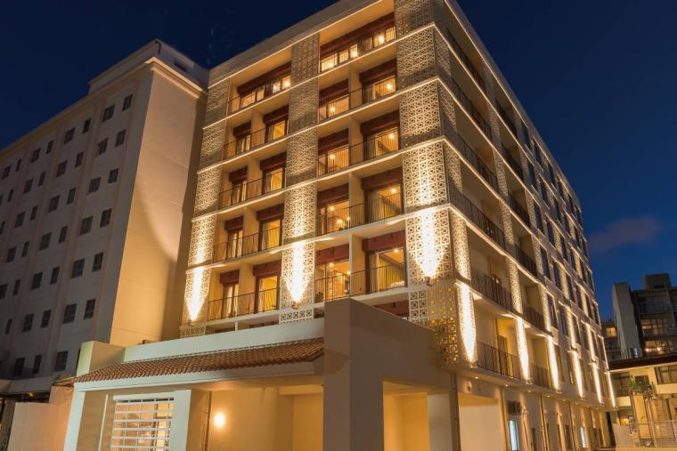 50 年以上レシピを受け継いだサーターアンダギー。アイスと自家製の紅芋クリームで「KAME ANDAGI（カメアンダギー）」（北谷町）