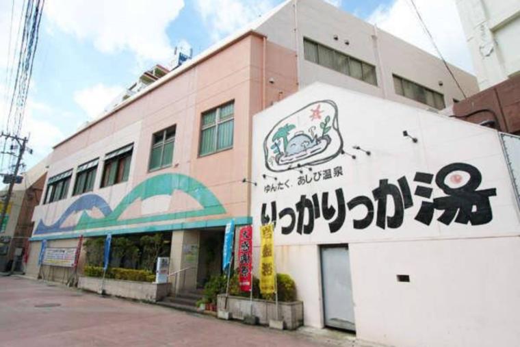 50 年以上レシピを受け継いだサーターアンダギー。アイスと自家製の紅芋クリームで「KAME ANDAGI（カメアンダギー）」（北谷町）