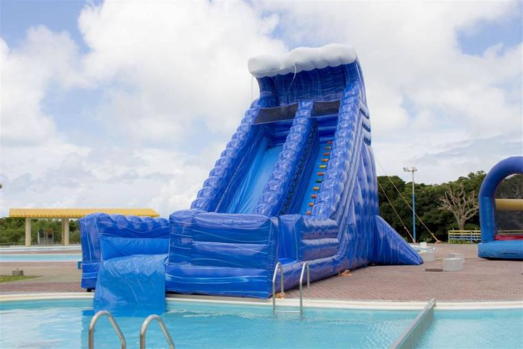 50 年以上レシピを受け継いだサーターアンダギー。アイスと自家製の紅芋クリームで「KAME ANDAGI（カメアンダギー）」（北谷町）