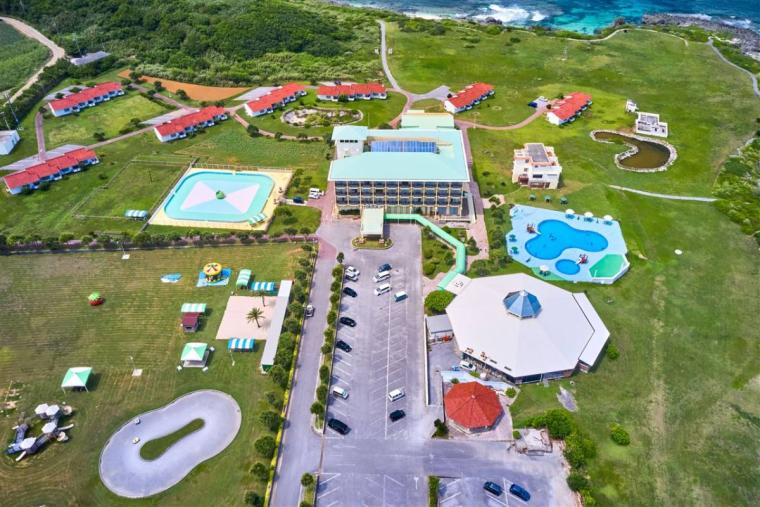 50 年以上レシピを受け継いだサーターアンダギー。アイスと自家製の紅芋クリームで「KAME ANDAGI（カメアンダギー）」（北谷町）