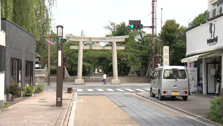 【静岡県三島市】裏路地でローカルな食べ歩き 青果店のフルーツパフェにハート型の三島コロッケ