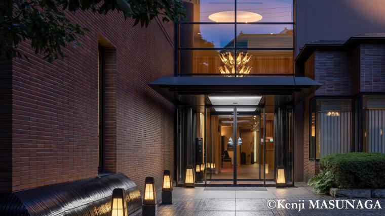 「ロワジールホテル クラシックガーデン 京都三条」エントランス