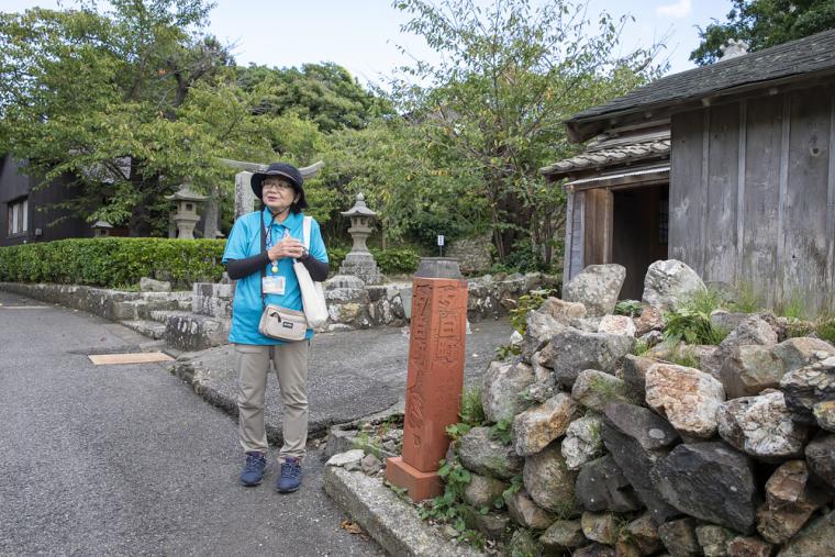 ガイドさんが町の歴史を解説しながら客室へと案内