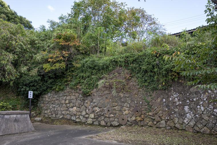 石磨が埋め込まれた石垣