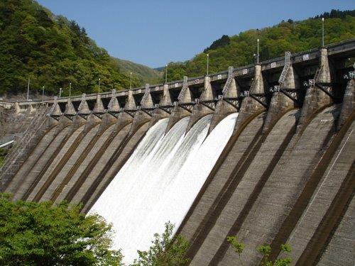 【庄川峡遊覧船】秋は紅葉、冬は雪景色…子供も飽きない富山の絶景おでかけ