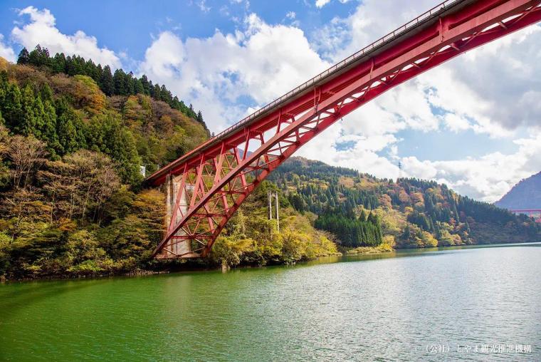 【庄川峡遊覧船】秋は紅葉、冬は雪景色…子供も飽きない富山の絶景おでかけ