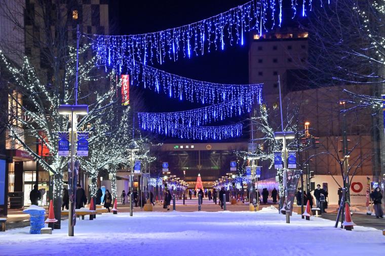 雪面に映えるシックな魅力！北海道旭川「あさひかわ街あかりイルミネーション2024」