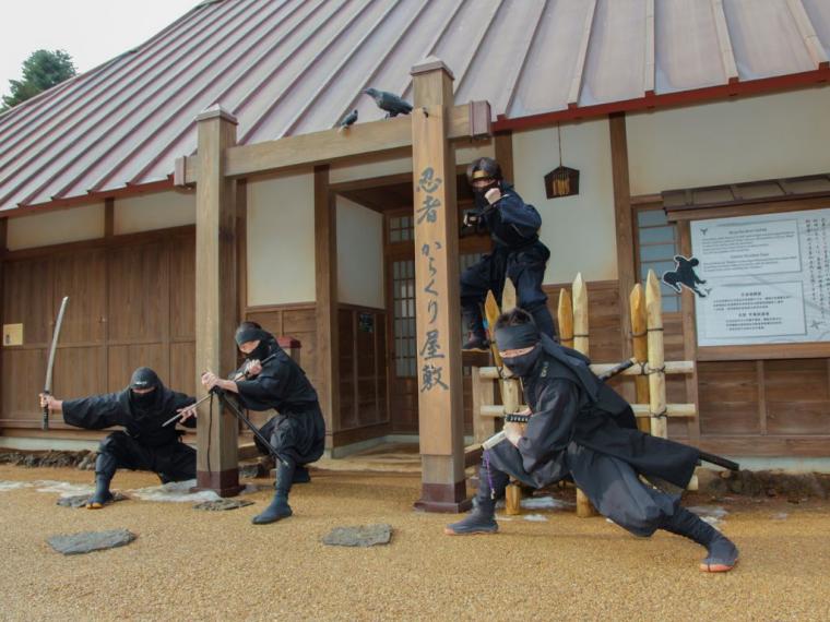 「忍野しのびの里」忍者からくり屋敷