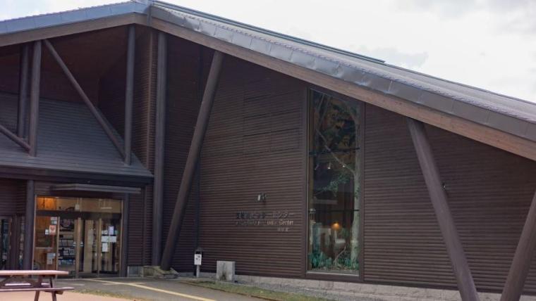 【2024紅葉】湖だけって思っていない？大自然の宝庫を見てさわって楽しめる支笏湖の穴場スポットを獣医師ママライターが解説｜北海道・千歳「支笏湖ビジターセンター」