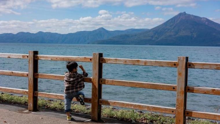 【2024紅葉】湖だけって思っていない？大自然の宝庫を見てさわって楽しめる支笏湖の穴場スポットを獣医師ママライターが解説｜北海道・千歳「支笏湖ビジターセンター」