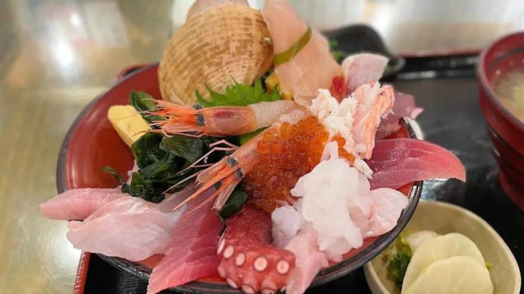北陸旅で食べたい【富山の海鮮グルメ】漁師オーナー山盛り丼や漁協・鮮魚店直営の漁港メシ…地元民も驚く海鮮グルメ