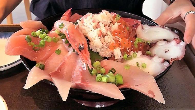 北陸旅で食べたい【富山の海鮮グルメ】漁師オーナー山盛り丼や漁協・鮮魚店直営の漁港メシ…地元民も驚く海鮮グルメ