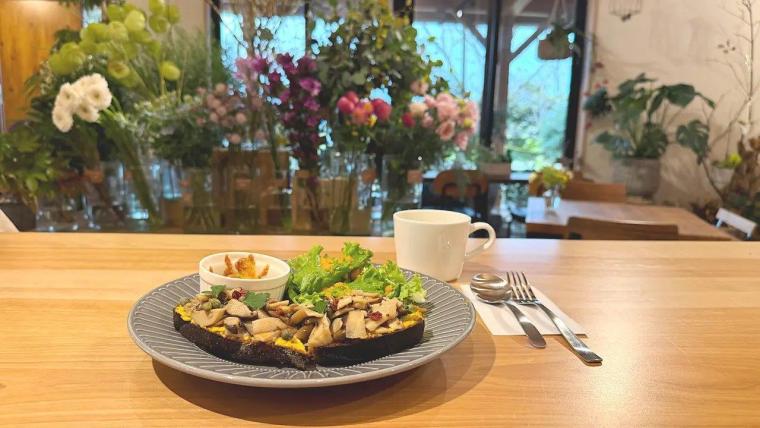 緑いっぱいのカフェで手作りパンのランチ【Bloom Note】富山市の花屋さん＆カフェ