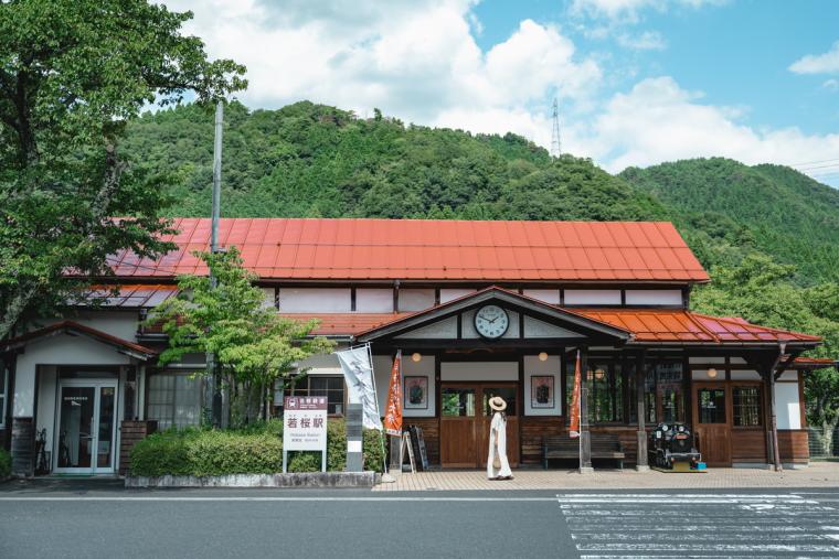 鳥取県若桜町の小さなローカル鉄道の駅にあるレトロカフェ。列を見ながら懐かしメニューのメロンクリームソーダを。