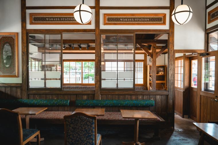 鳥取県若桜町の小さなローカル鉄道の駅にあるレトロカフェ。列を見ながら懐かしメニューのメロンクリームソーダを。