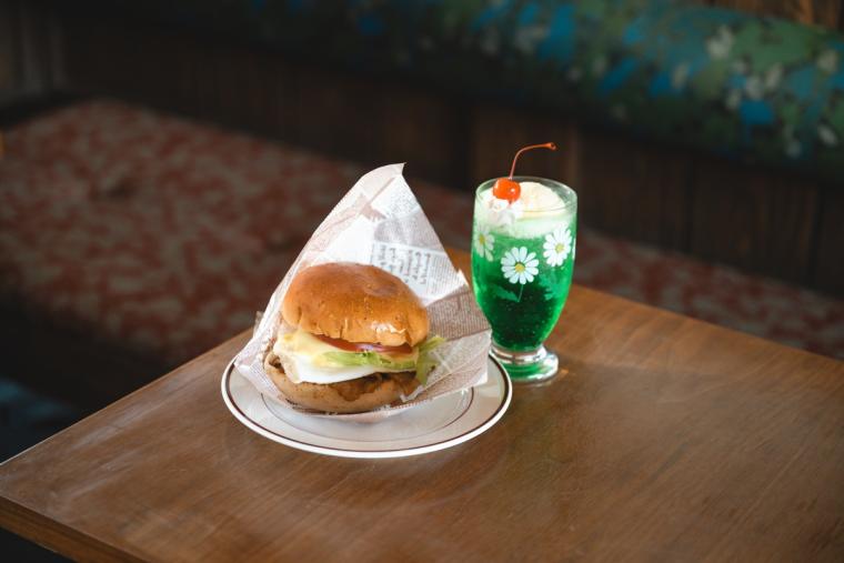 鳥取県若桜町の小さなローカル鉄道の駅にあるレトロカフェ。列を見ながら懐かしメニューのメロンクリームソーダを。