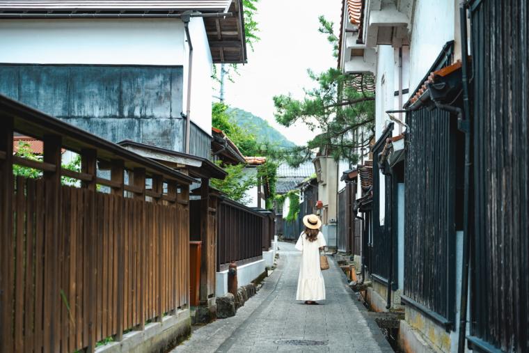 鳥取県若桜町の小さなローカル鉄道の駅にあるレトロカフェ。列を見ながら懐かしメニューのメロンクリームソーダを。