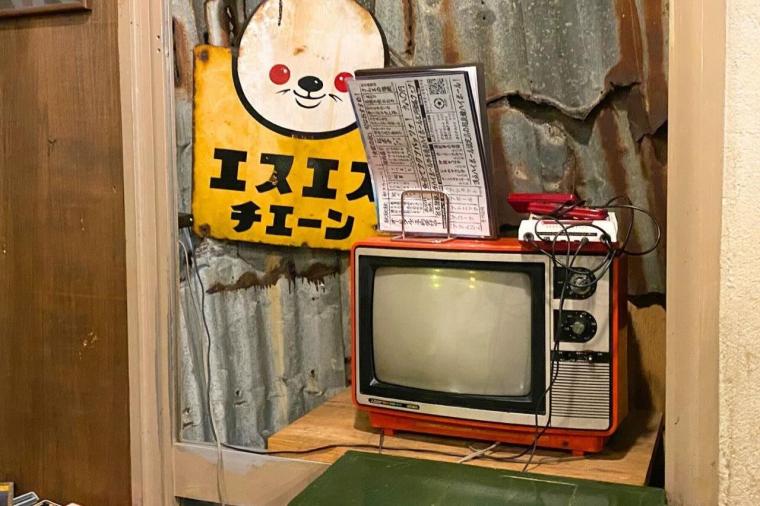 ノスタルジック居酒屋。昭和レトロな「炭家 美里店」で楽しむ駄菓子とゲームとせんべろ（沖縄市）