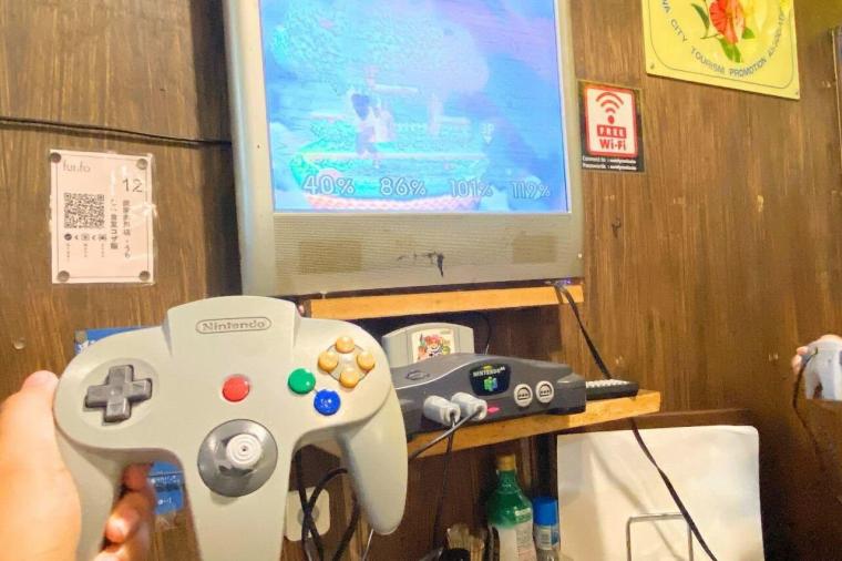 ノスタルジック居酒屋。昭和レトロな「炭家 美里店」で楽しむ駄菓子とゲームとせんべろ（沖縄市）