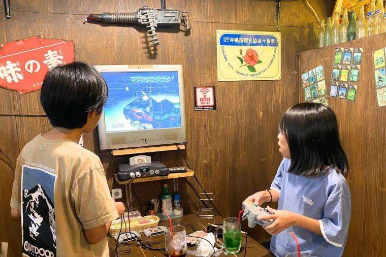 ノスタルジック居酒屋。昭和レトロな「炭家 美里店」で楽しむ駄菓子とゲームとせんべろ（沖縄市）