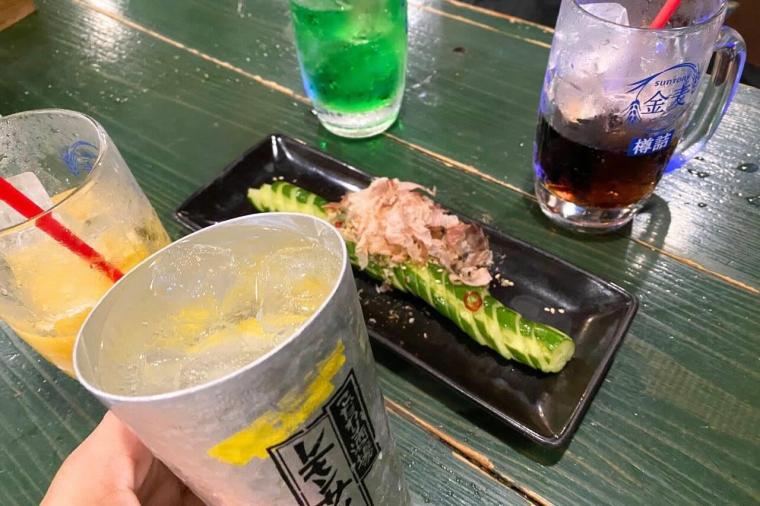 ノスタルジック居酒屋。昭和レトロな「炭家 美里店」で楽しむ駄菓子とゲームとせんべろ（沖縄市）