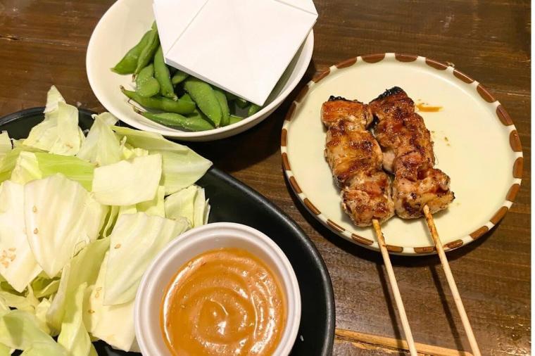 ノスタルジック居酒屋。昭和レトロな「炭家 美里店」で楽しむ駄菓子とゲームとせんべろ（沖縄市）