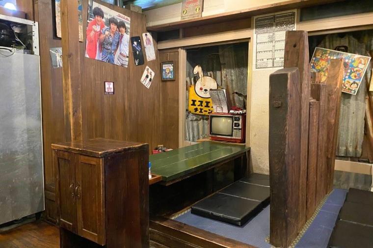 ノスタルジック居酒屋。昭和レトロな「炭家 美里店」で楽しむ駄菓子とゲームとせんべろ（沖縄市）