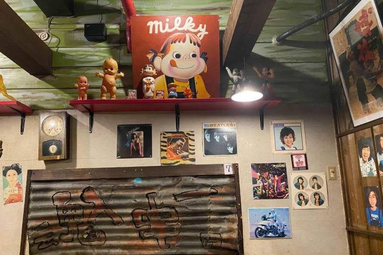 ノスタルジック居酒屋。昭和レトロな「炭家 美里店」で楽しむ駄菓子とゲームとせんべろ（沖縄市）