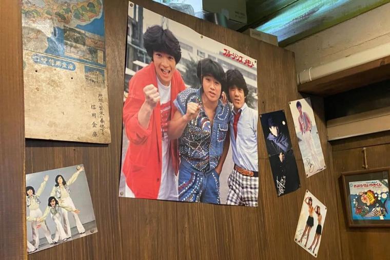 ノスタルジック居酒屋。昭和レトロな「炭家 美里店」で楽しむ駄菓子とゲームとせんべろ（沖縄市）