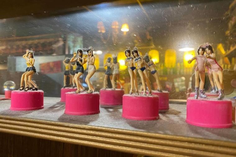 ノスタルジック居酒屋。昭和レトロな「炭家 美里店」で楽しむ駄菓子とゲームとせんべろ（沖縄市）