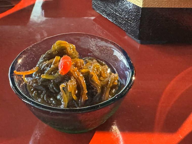 月イチ限定！500 円で堪能できる琉球料理。ランチで琉球料理伝承人が「ぬちぐすい御前」を提供『くにんだ』（那覇）