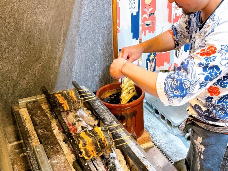「三嶋うなぎ松子」のオーナーがうなぎを焼いている画像
