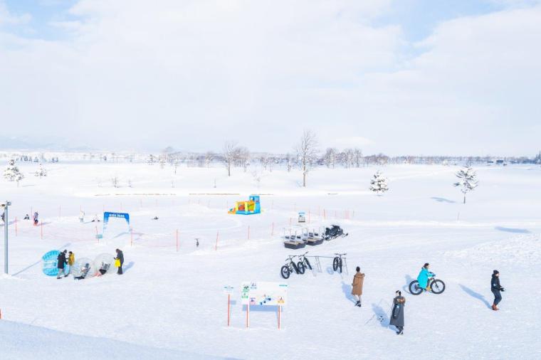子どもも大人も一緒になって遊べる、無料スノーアクティビティ