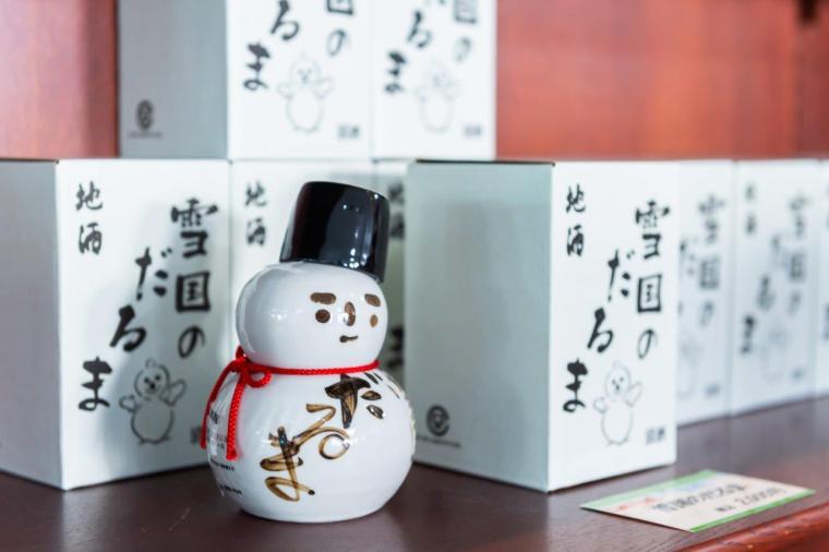 お土産や防寒グッズをそろえたショップやレストコーナー