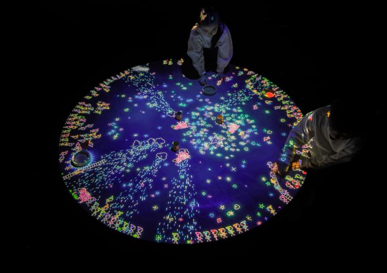 チームラボプラネッツ「こびとが住まうテーブル」