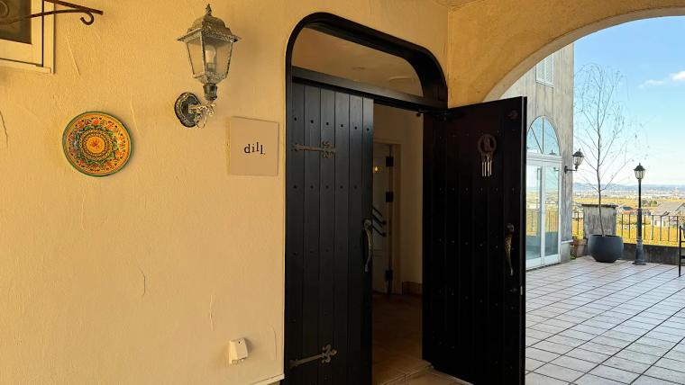 地中海風のおしゃれなカフェレストラン【dill.】呉羽の梨畑から富山平野を見下ろす絶景ロケーション