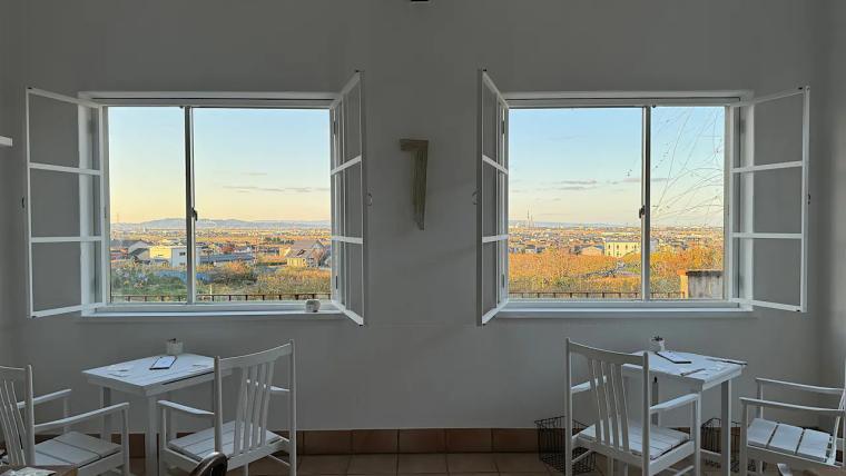 地中海風のおしゃれなカフェレストラン【dill.】呉羽の梨畑から富山平野を見下ろす絶景ロケーション