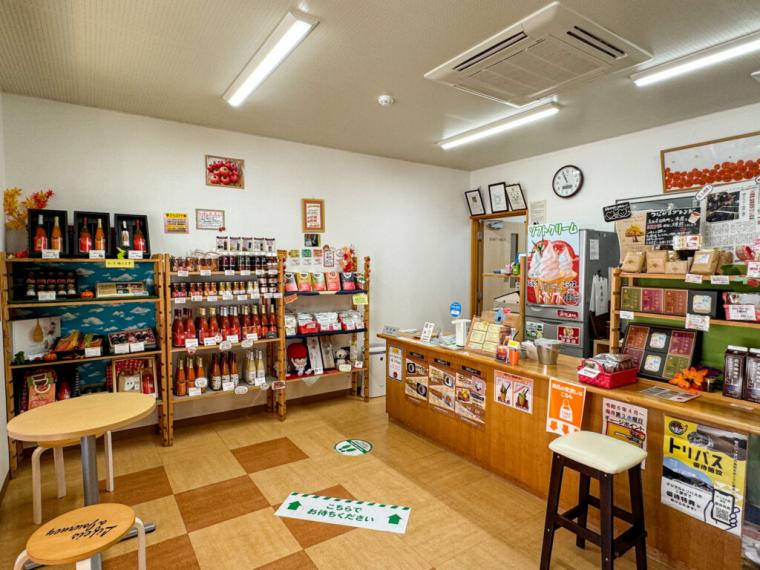 道の駅で発見！まるでフルーツなトマトソフトクリーム！町自慢のトマトジュースも味わえる｜鳥取県日南町