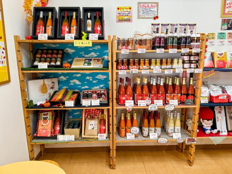 道の駅で発見！まるでフルーツなトマトソフトクリーム！町自慢のトマトジュースも味わえる｜鳥取県日南町