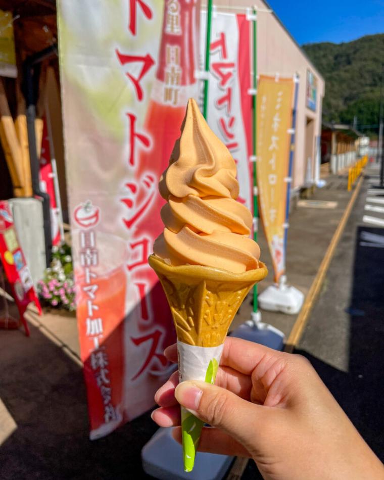 道の駅で発見！まるでフルーツなトマトソフトクリーム！町自慢のトマトジュースも味わえる｜鳥取県日南町
