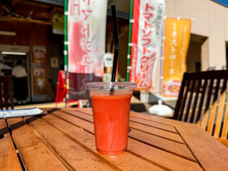 道の駅で発見！まるでフルーツなトマトソフトクリーム！町自慢のトマトジュースも味わえる｜鳥取県日南町